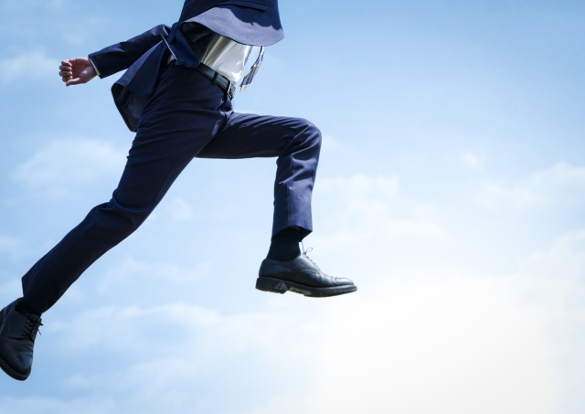 スーツに合う靴下の色 長さは ビジネスシーンで短い靴下がngな理由を解説 大阪 京都のオーダースーツ専門店