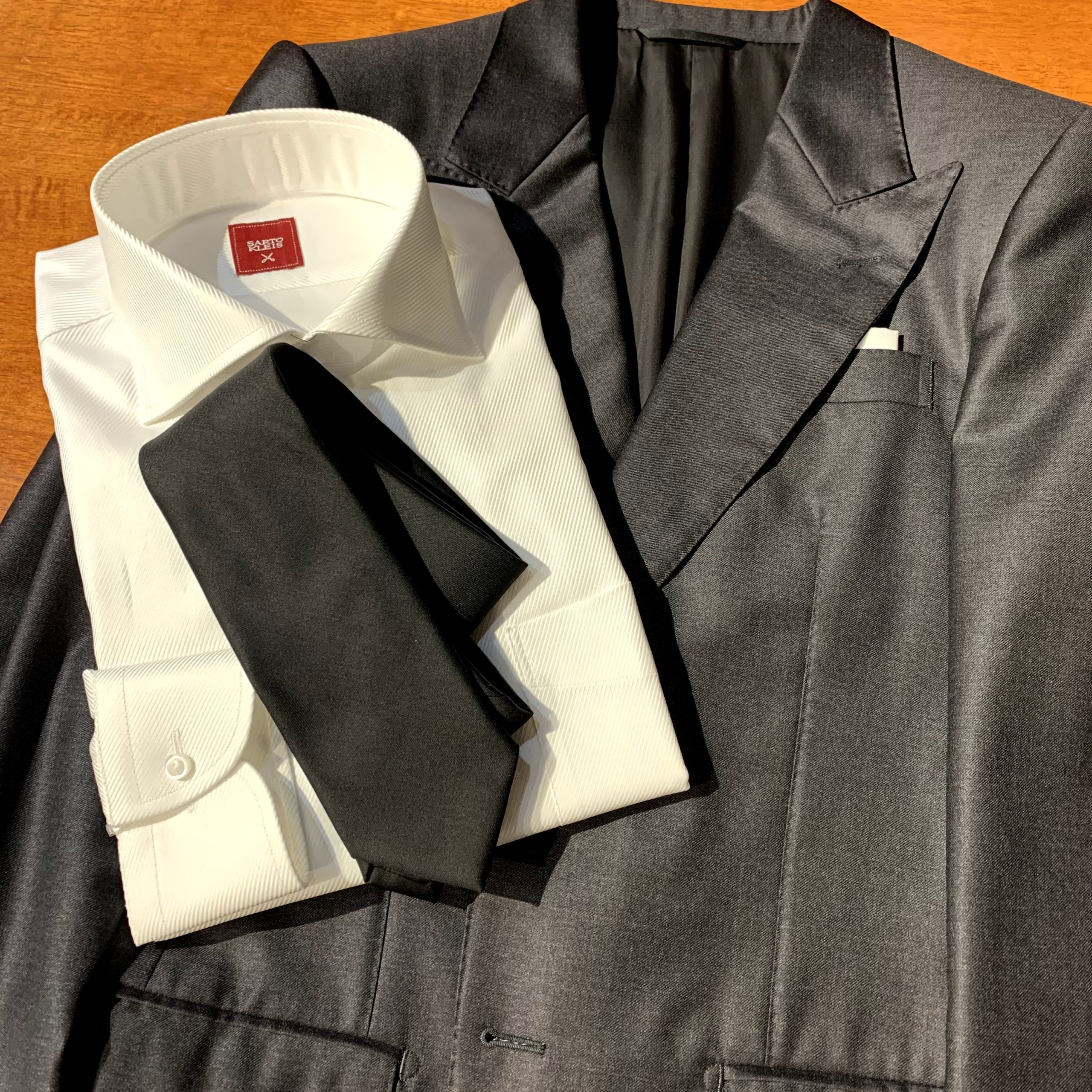王道 着こなし グレースーツ 白シャツには 黒ネクタイ が正解 Sartokleis 大阪 京都のオーダースーツ専門店